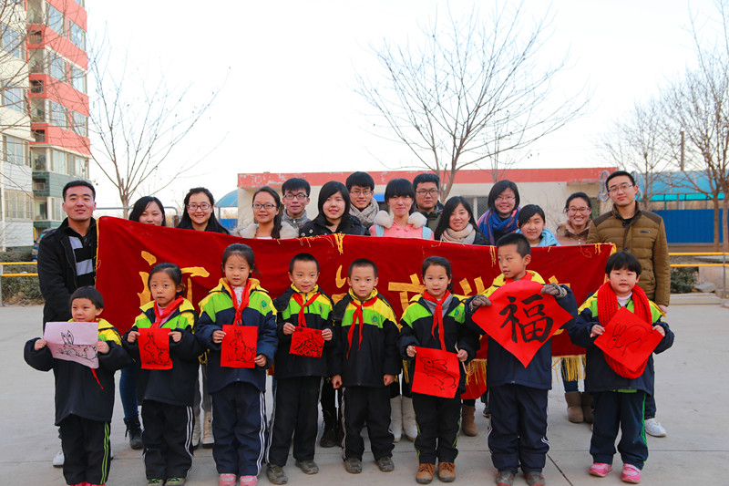 20150117201017_小朋友与betway88必威宣讲团合影.jpg 20150117201017_小朋友与betway88必威宣讲团合影.jpg